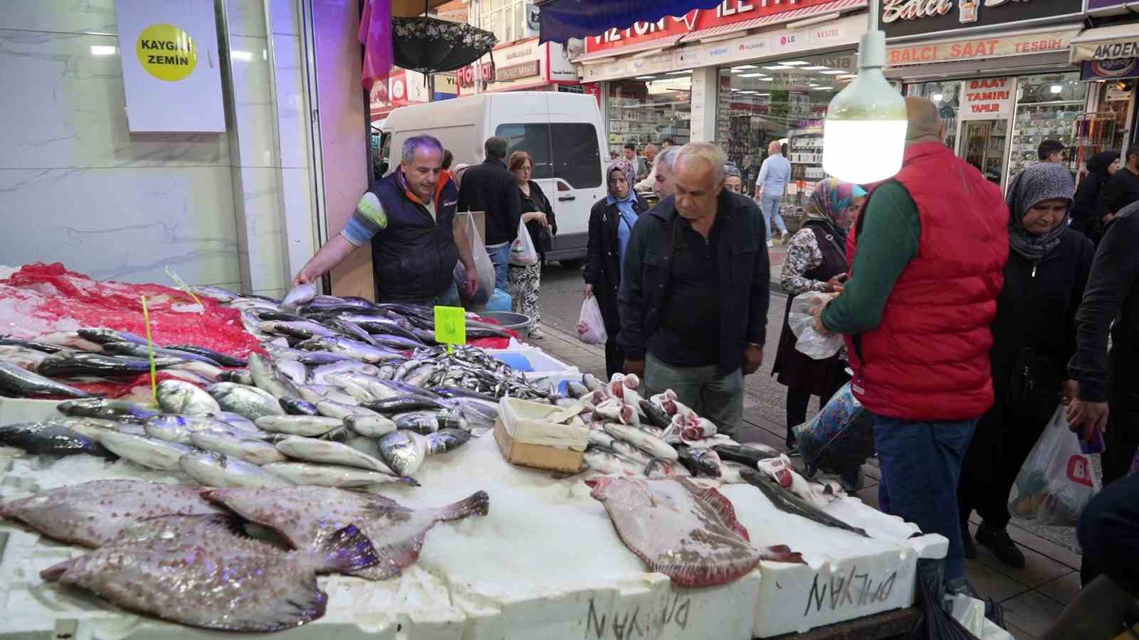 Karadeniz’deki olumsuz hava balık tezgahlarını etkiledi
