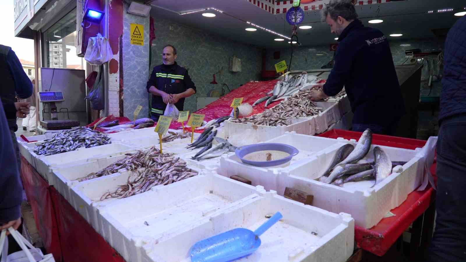 Karadeniz&rsquo;deki olumsuz hava balık tezgahlarını etkiledi
