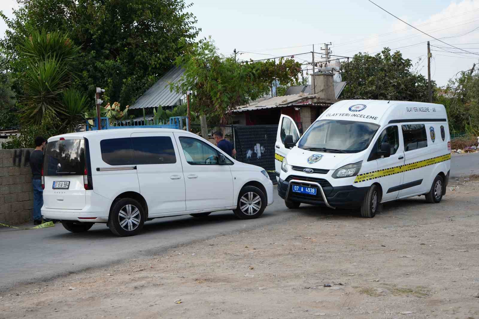 Sokak ortasında yanında şırıngayla &ouml;l&uuml; bulundu
