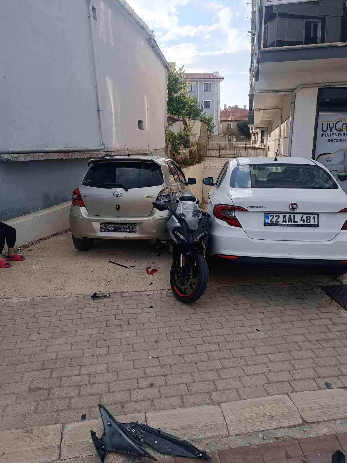 Keşan’da 4 otomobile çarpan motosiklet sürücüsü yaralandı