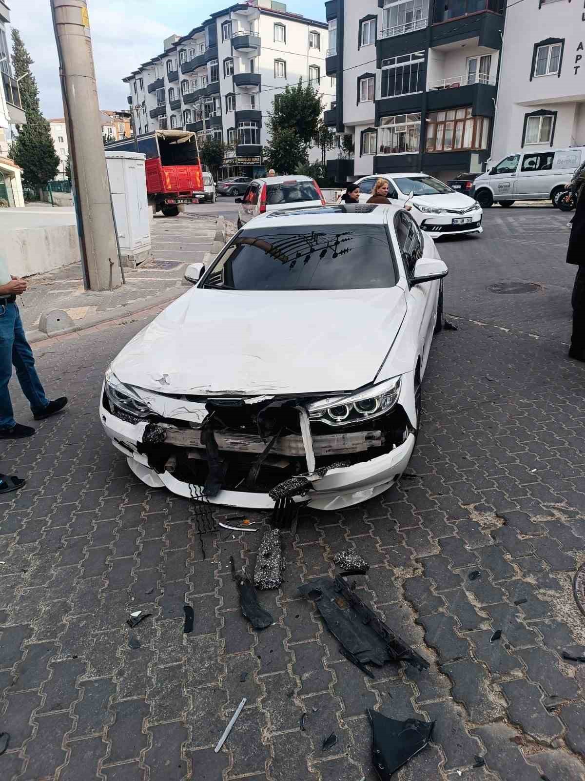 Keşan&rsquo;da 4 otomobile &ccedil;arpan motosiklet s&uuml;r&uuml;c&uuml;s&uuml; yaralandı
