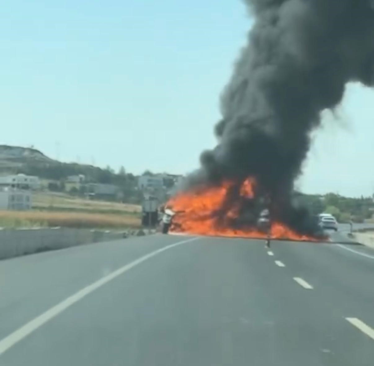Diyarbakır’da seyir halindeki kamyonet alev topuna döndü
