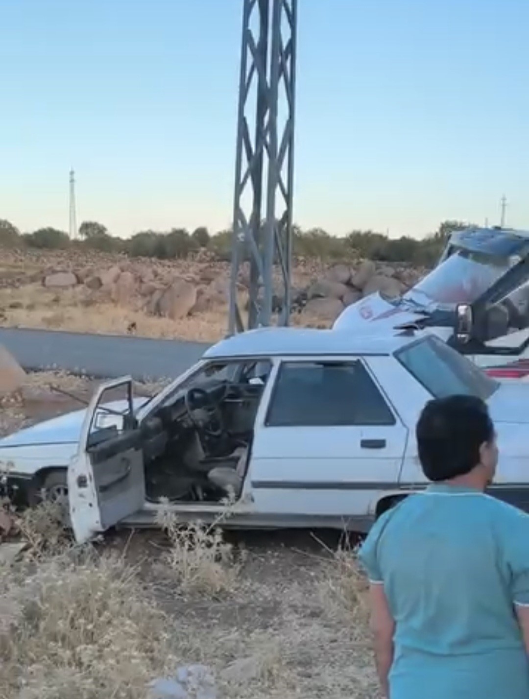 Siverek’te otomobil ile kamyonet çarpıştı: 2 yaralı