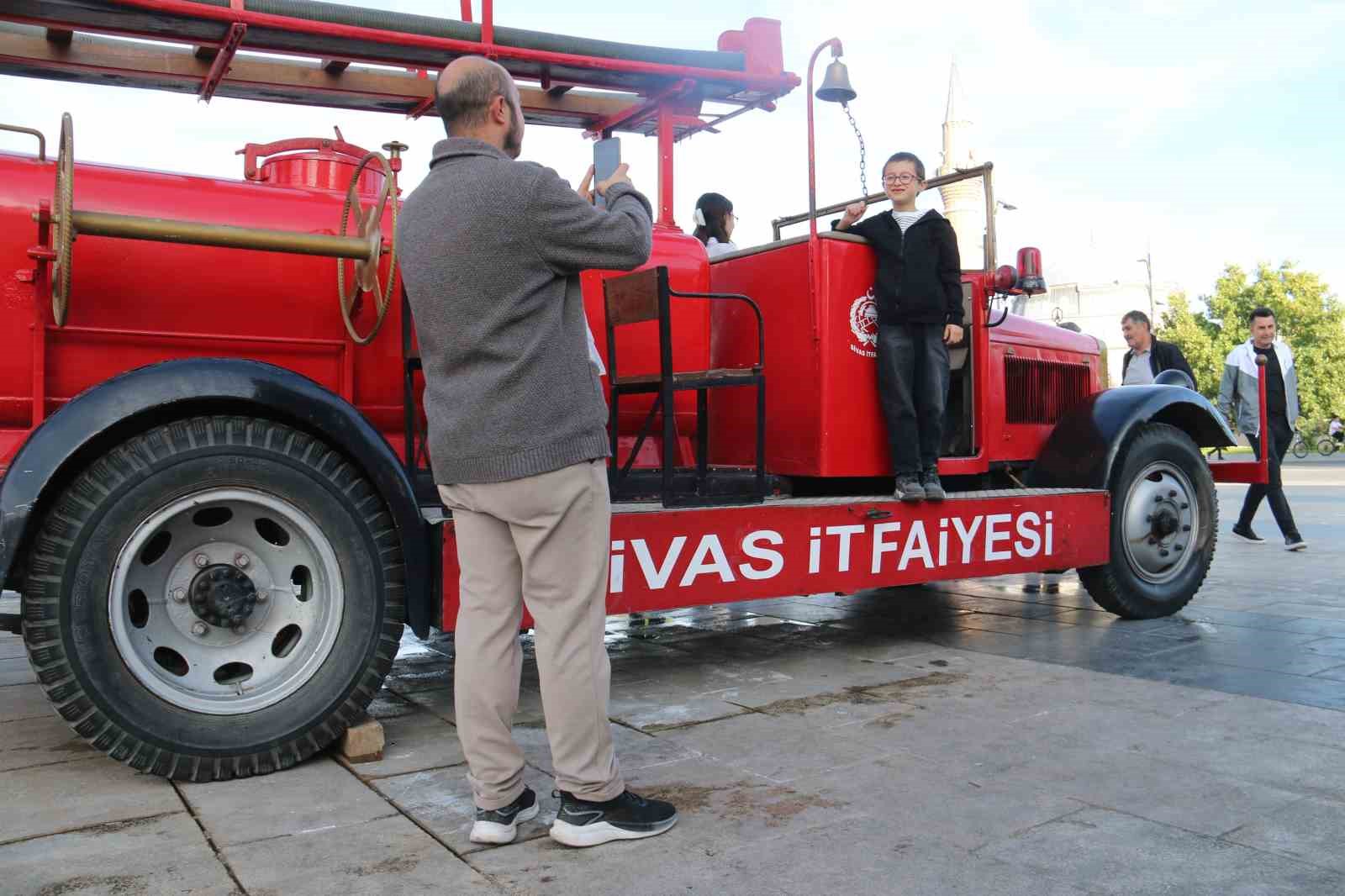 Sivas itfaiyesinin emektarları g&ouml;r&uuml;c&uuml;ye &ccedil;ıktı
