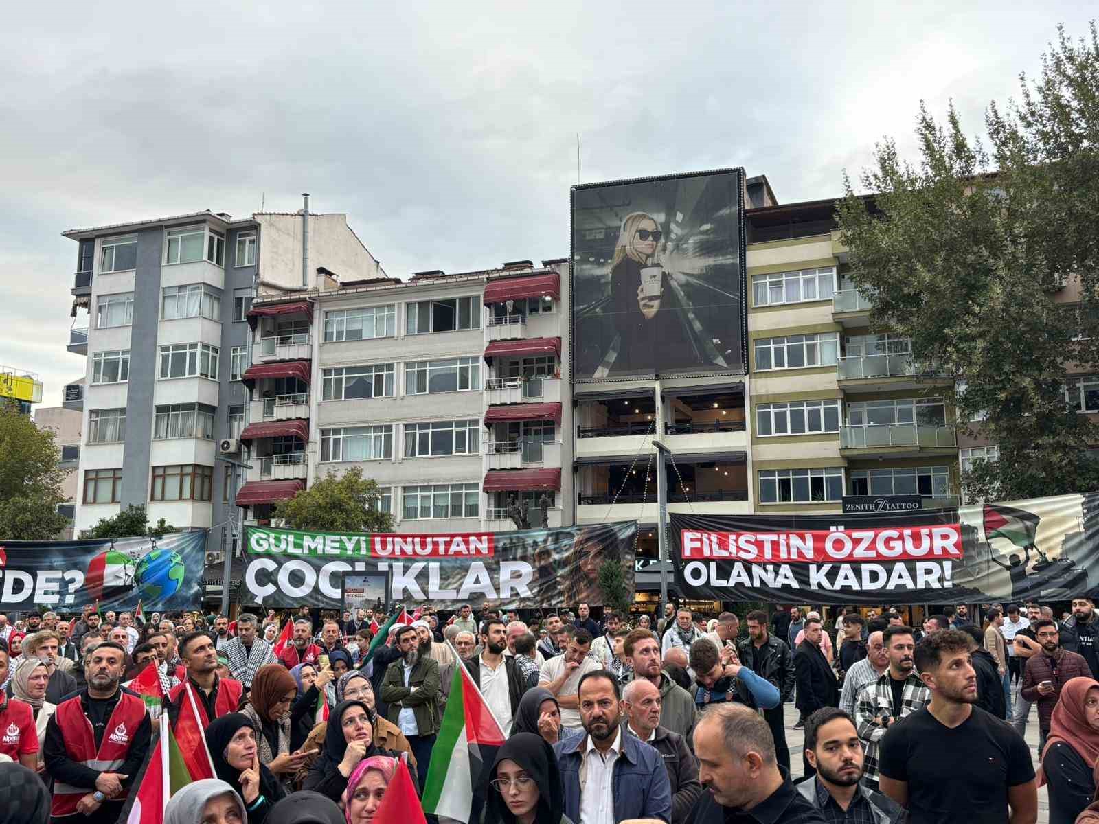 Kocaeli&rsquo;de Sumud Filosu i&ccedil;in dev miting
