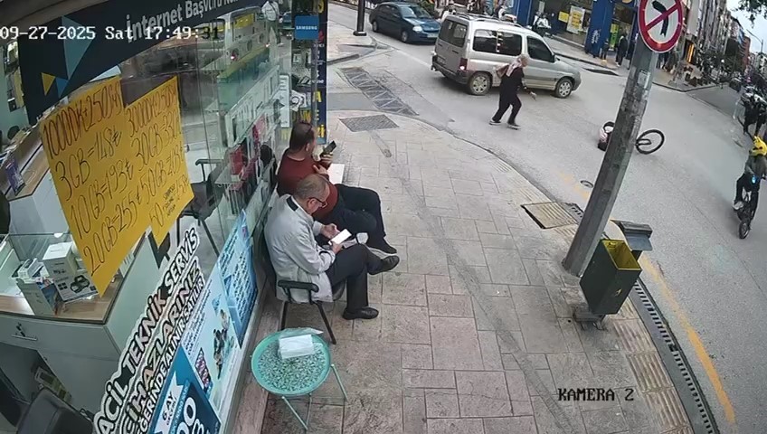 Ordu&rsquo;da aracın &ccedil;arptığı bisikletli &ccedil;ocuk yaralandı: Kaza anı kamerada
