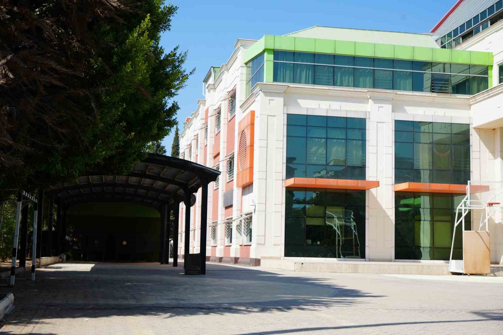 Konyaaltı Doğa Koleji&rsquo;nin taşınma kararına velilerden tepki
