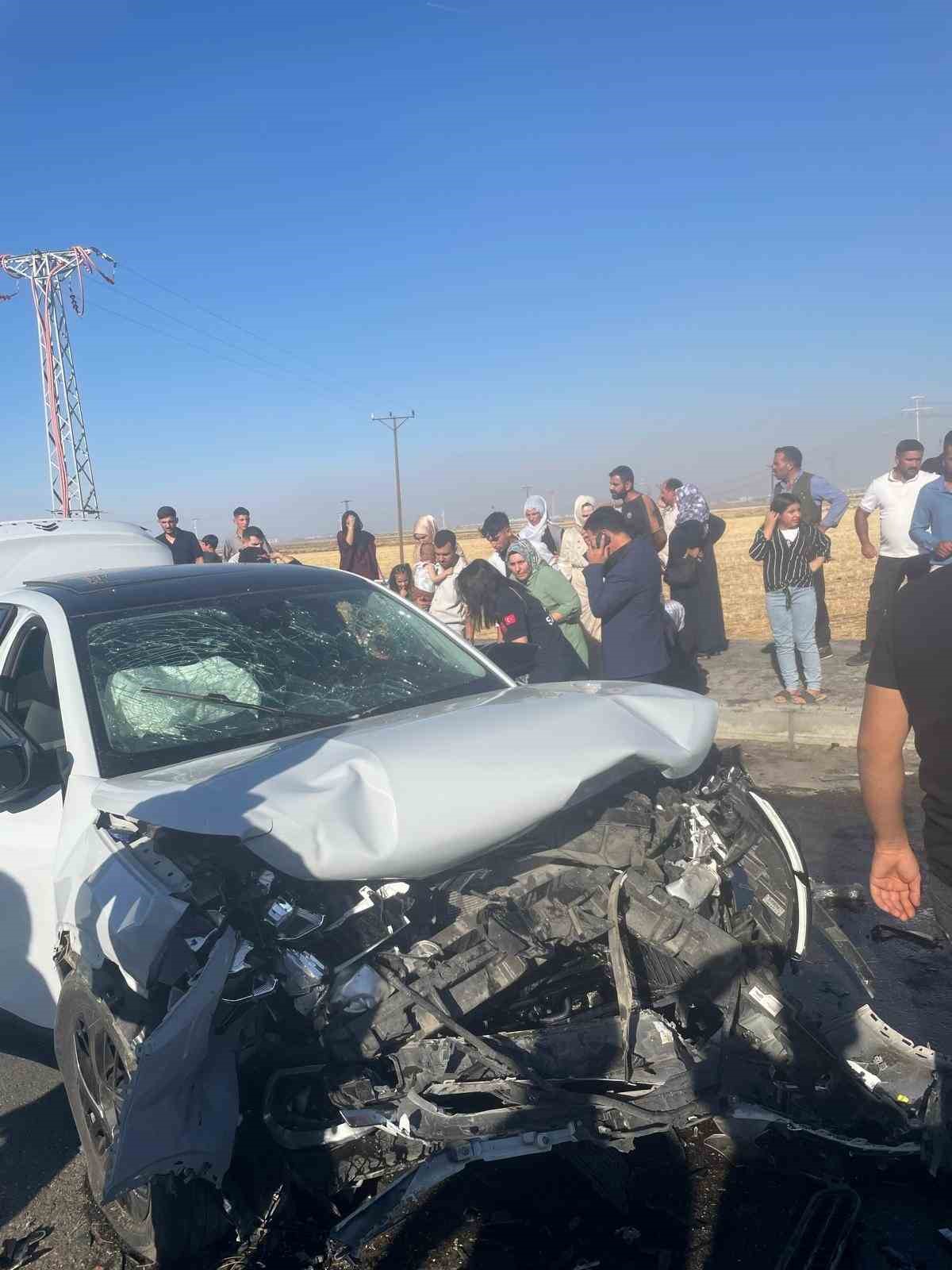 Diyarbakır&rsquo;da otomobiller &ccedil;arpıştı: 8 yaralı
