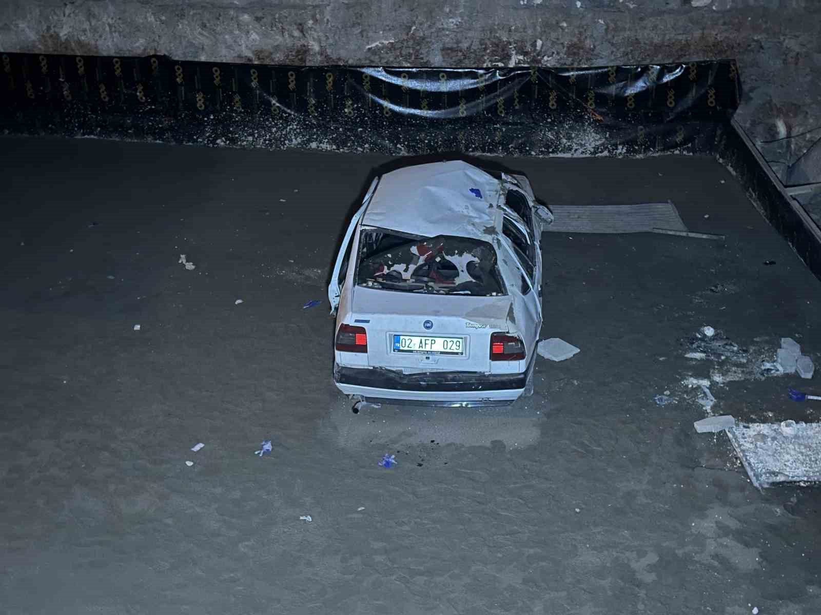 Otomobil inşaat temeline düştü: 1’i ağır 4 yaralı
