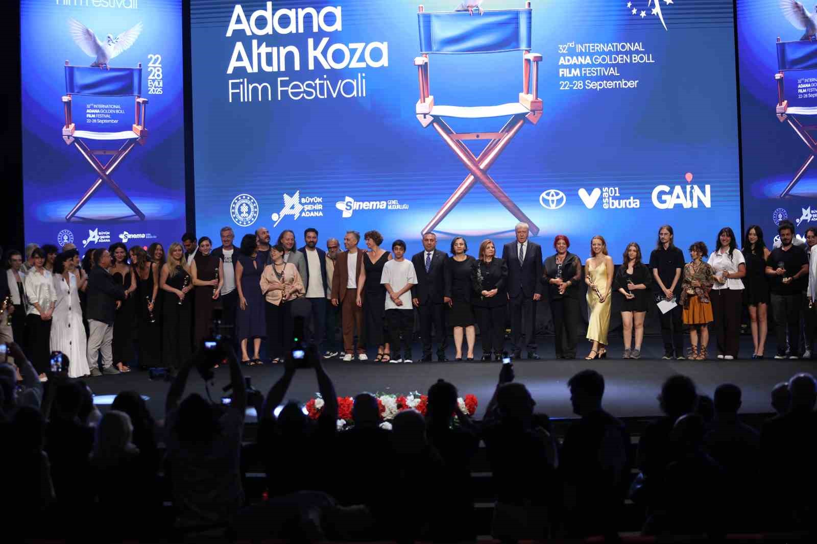 ‘O Da Bir Şey Mi’ Altın Koza’ya damga vurdu: 8 ödül birden aldı