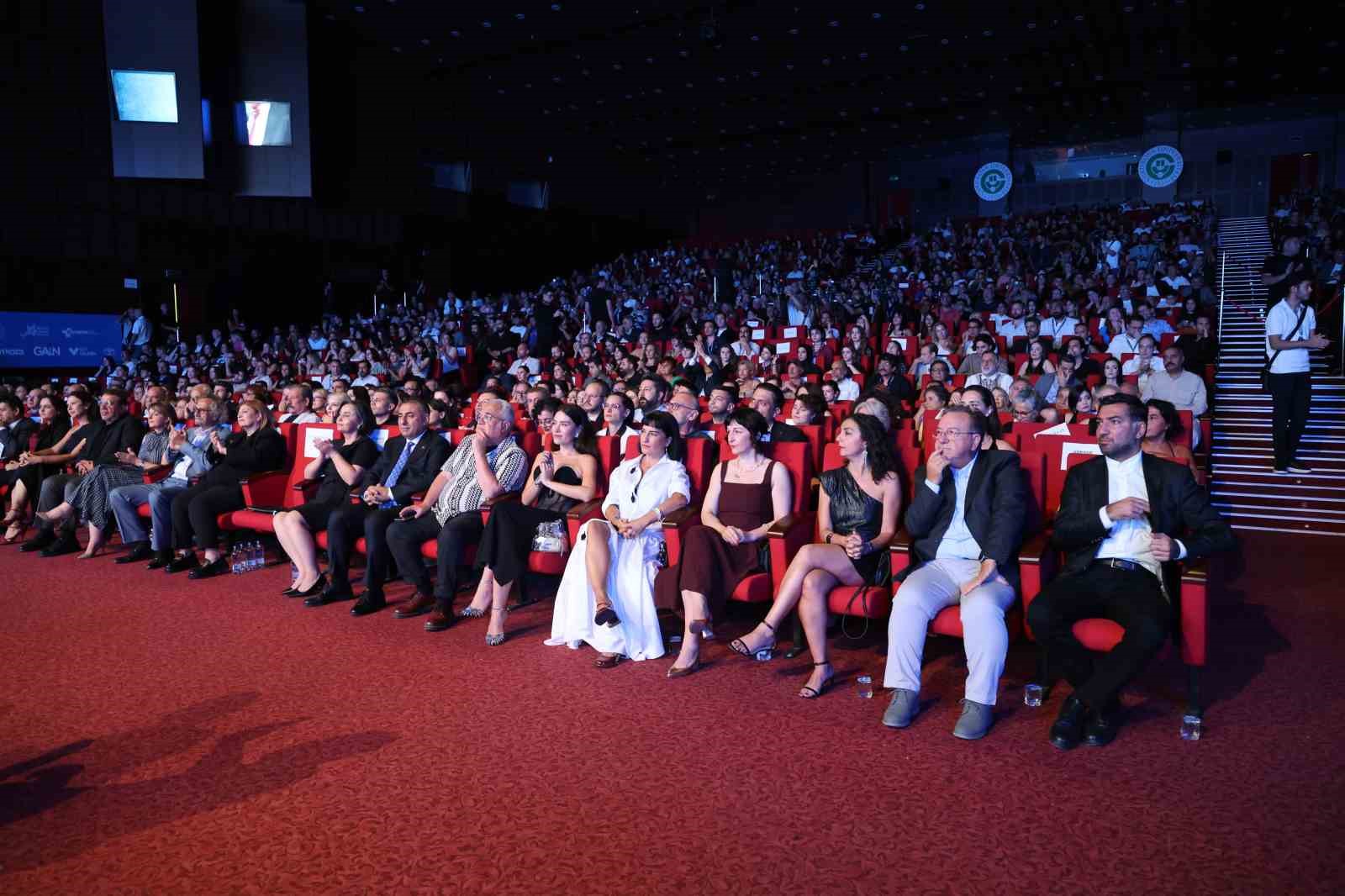 &lsquo;O Da Bir Şey Mi&rsquo; Altın Koza&rsquo;ya damga vurdu: 8 &ouml;d&uuml;l birden aldı
