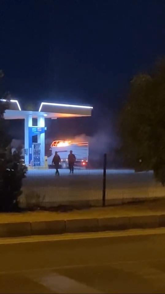Kamyonet alevler arasında akaryakıt istasyonuna girdi