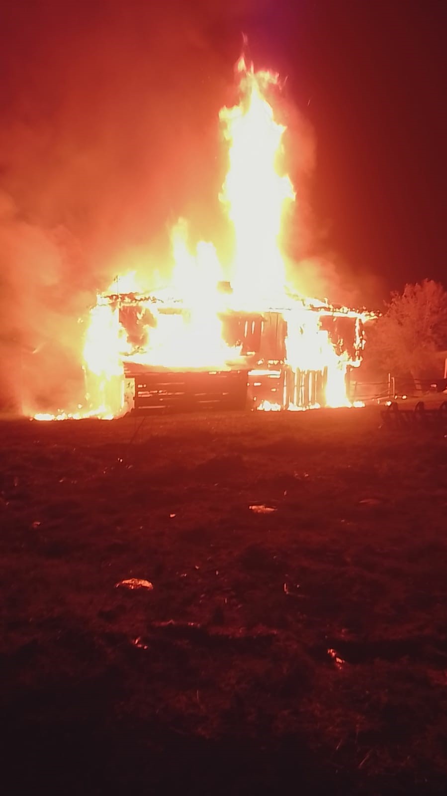 Kastamonu’da iki katlı ev ve ahır alevlere teslim oldu
