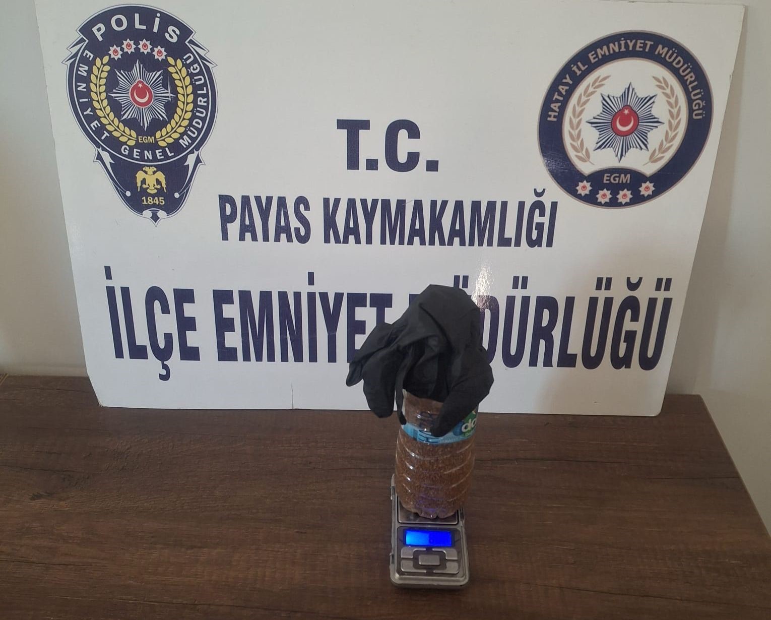 Polisi görünce bahçeye attığı su şişesinden uyuşturucu çıktı
