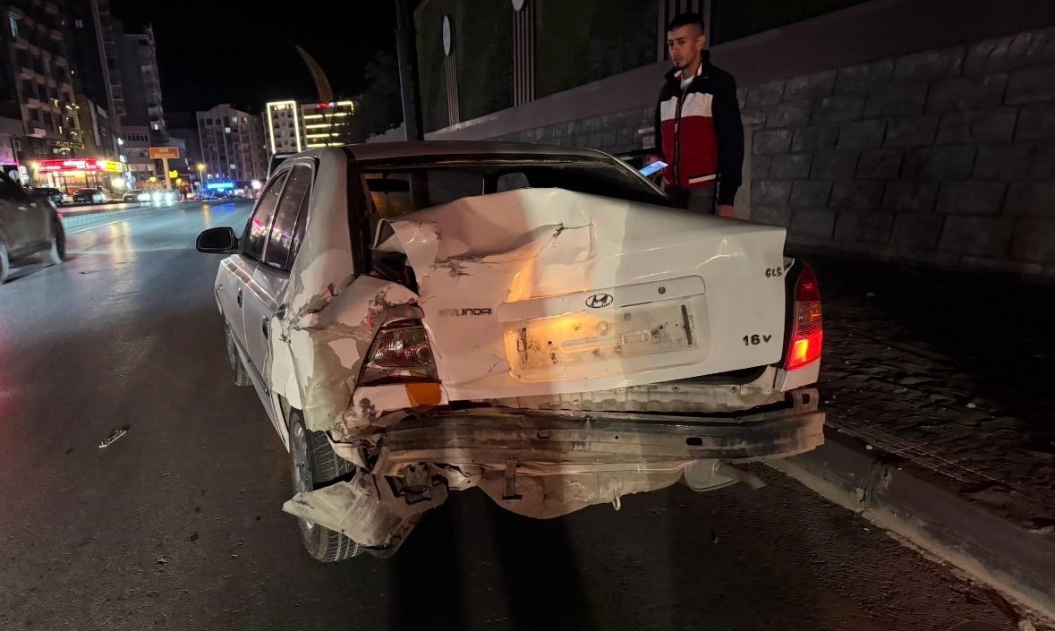 Niğde-Bor Otoyolu’nda midibüs otomobile arkadan çarptı: 1 yaralı