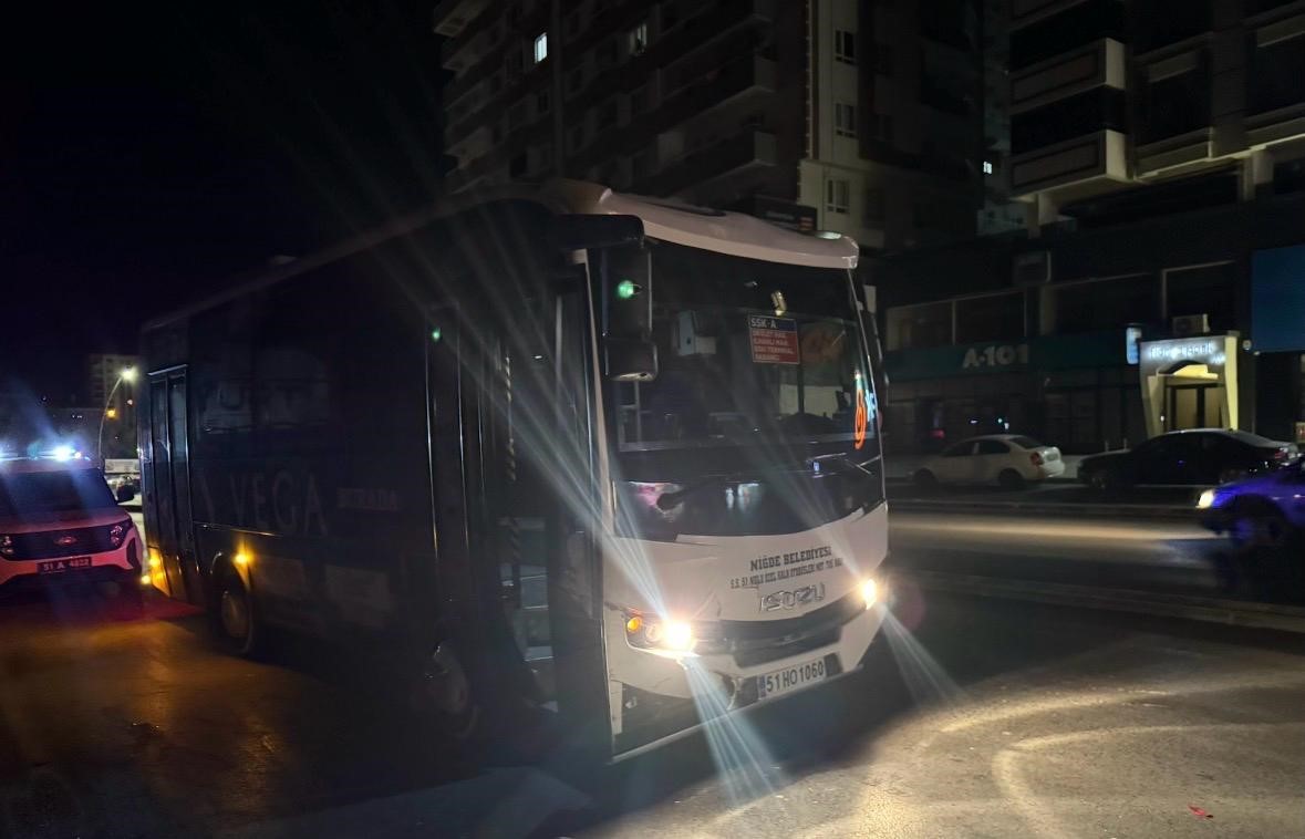 Niğde-Bor Otoyolu’nda midibüs otomobile arkadan çarptı: 1 yaralı