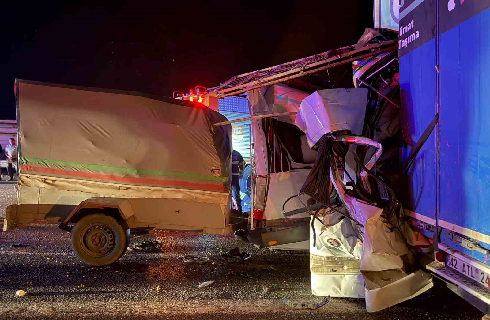 Tarım işçilerini taşıyan minibüs tıra arkadan çarptı: 3 ölü, 16 yaralı