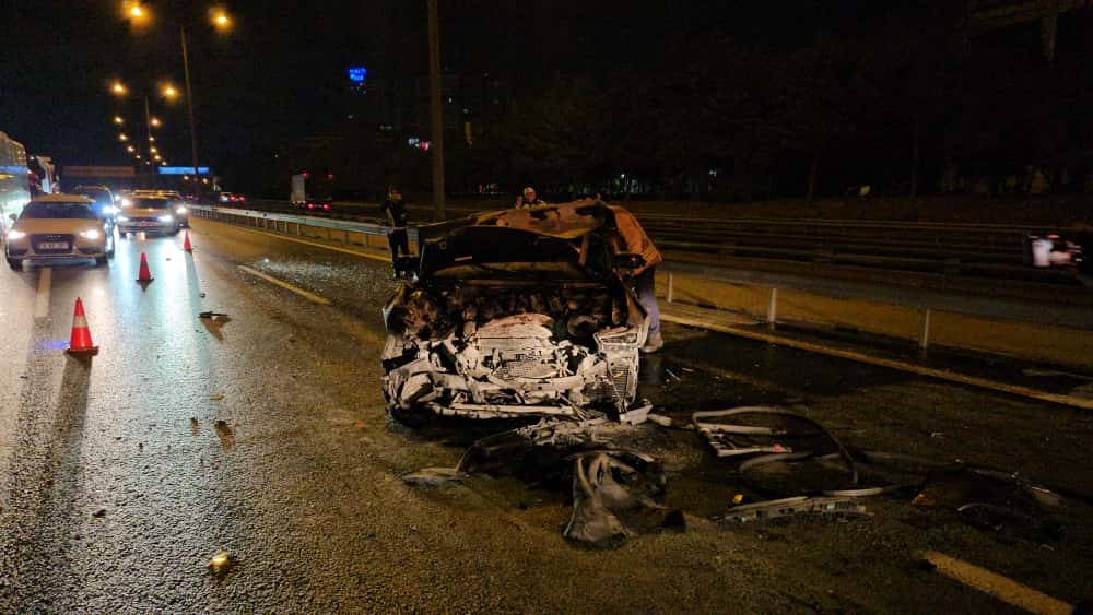 Hızlı s&uuml;r&uuml;c&uuml; başka otomobile arkadan &ccedil;arptı, olay yerinden ka&ccedil;tı: 1 yaralı
