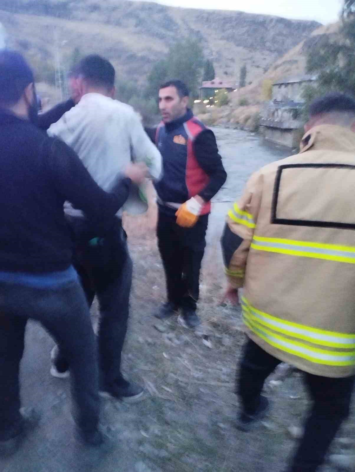 Kars Çayı’na hafif ticari araç düştü: 1 yaralı