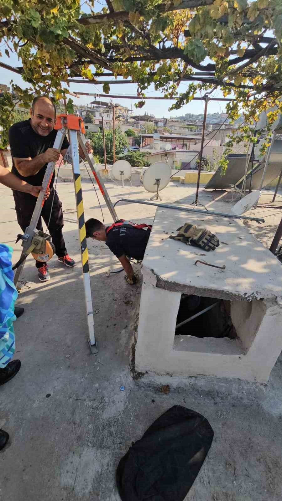 Apartman boşluğuna d&uuml;şen kedi zorlu operasyonla kurtarıldı
