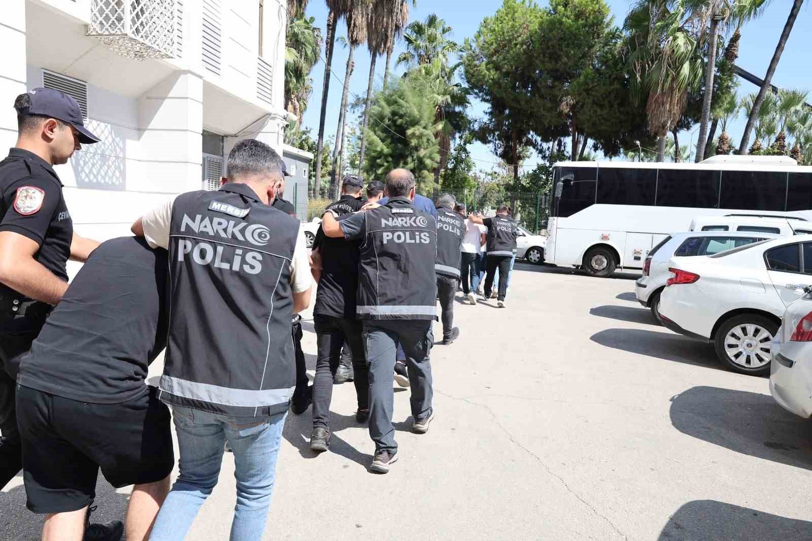 Bardak kolilerinden kilolarca uyuşturucu çıktı: 7 tutuklama