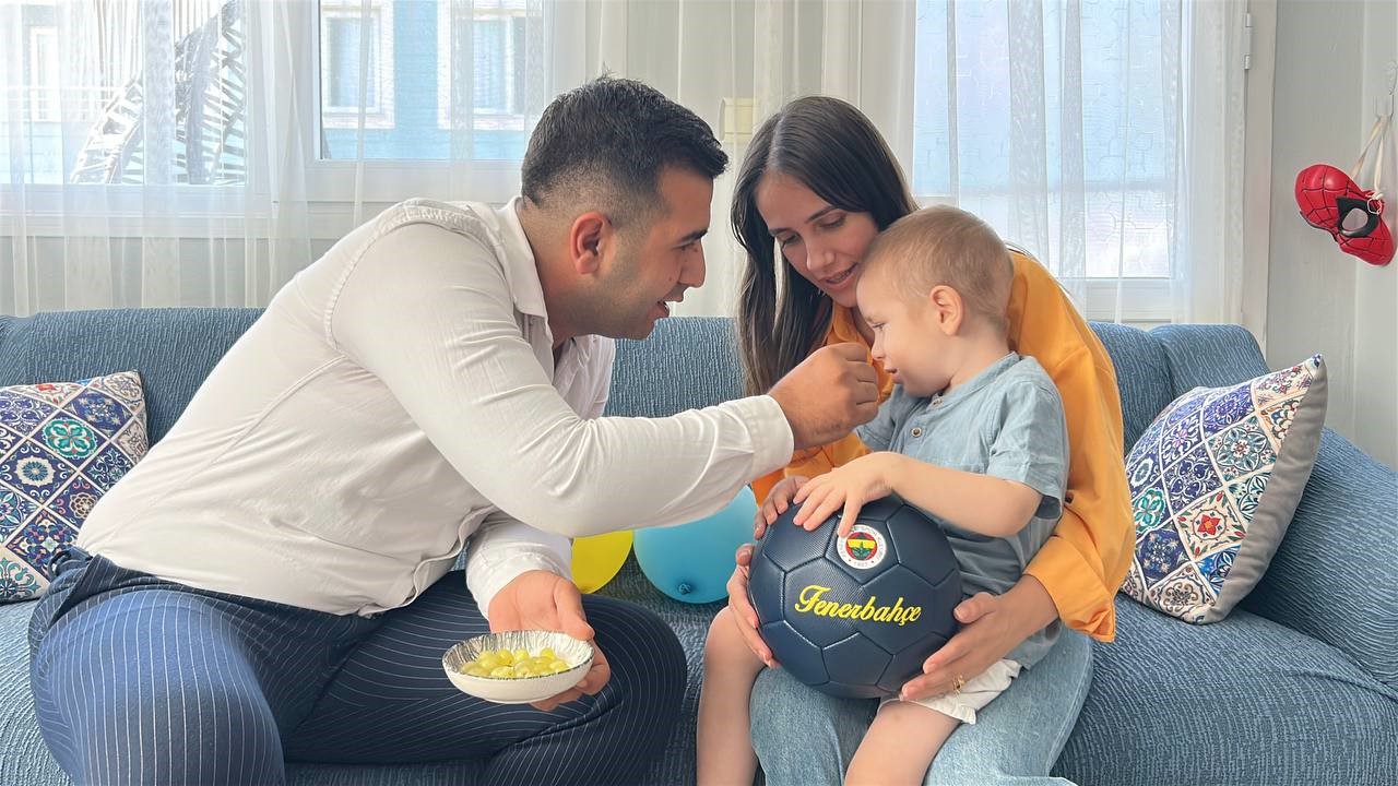 3 bu&ccedil;uk yaşındaki Tamer, anne ve babasının azmiyle kanseri yendi
