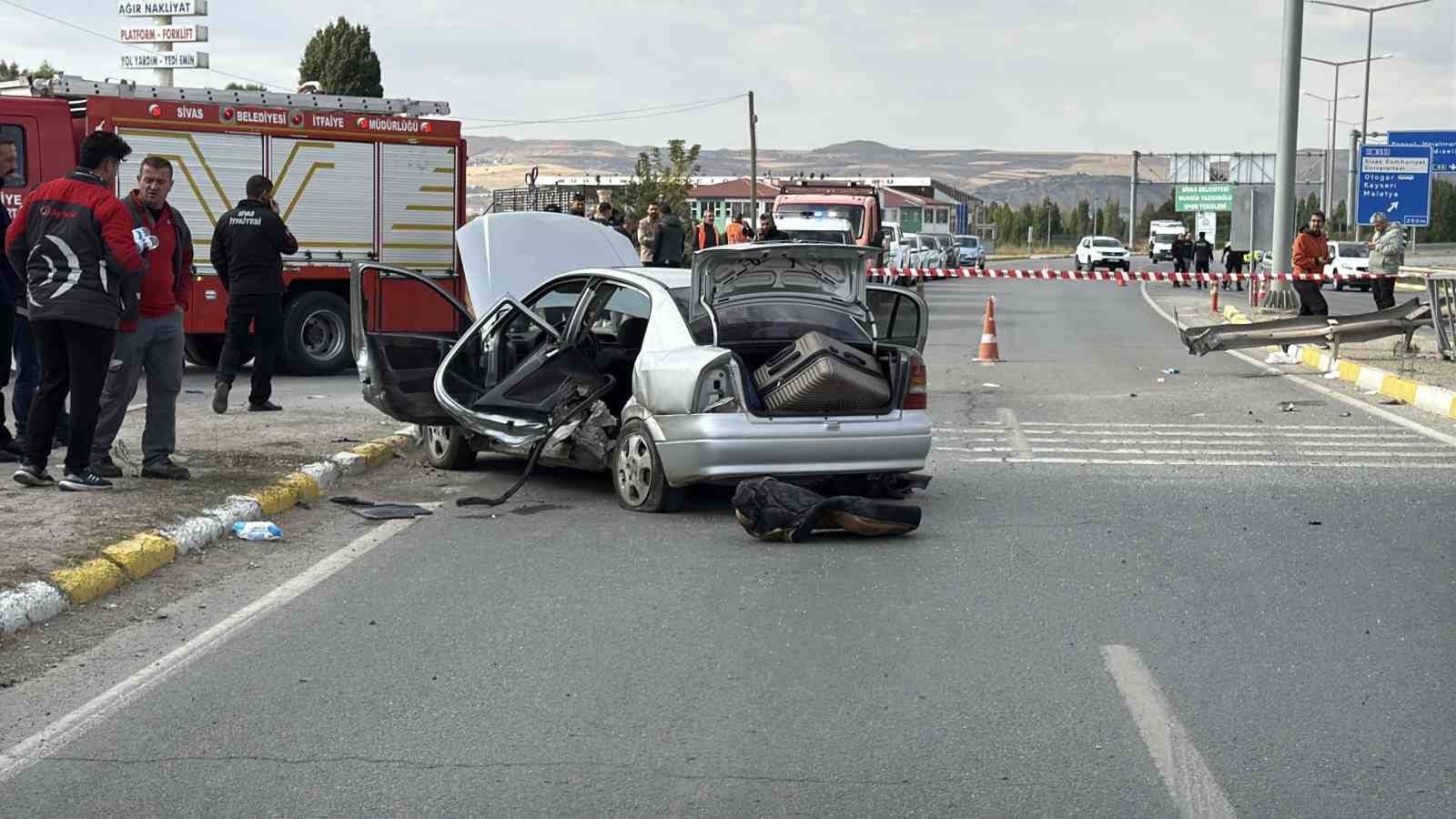 İki otomobil &ccedil;arpıştı: 1 &ouml;l&uuml;, 3 yaralı
