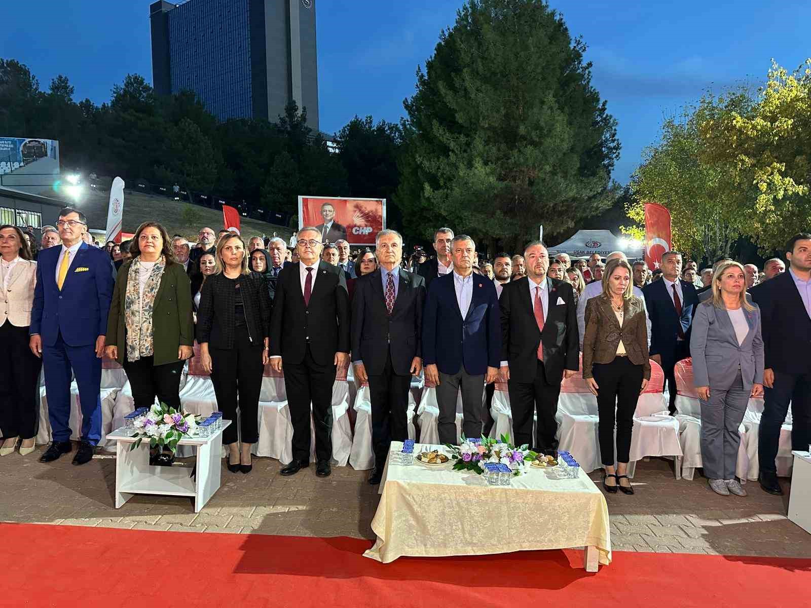 CHP Genel Başkanı &Ouml;zel, Uşak Belediyesi Ferdi Zeyrek Amfi Salonu a&ccedil;ılışına katıldı
