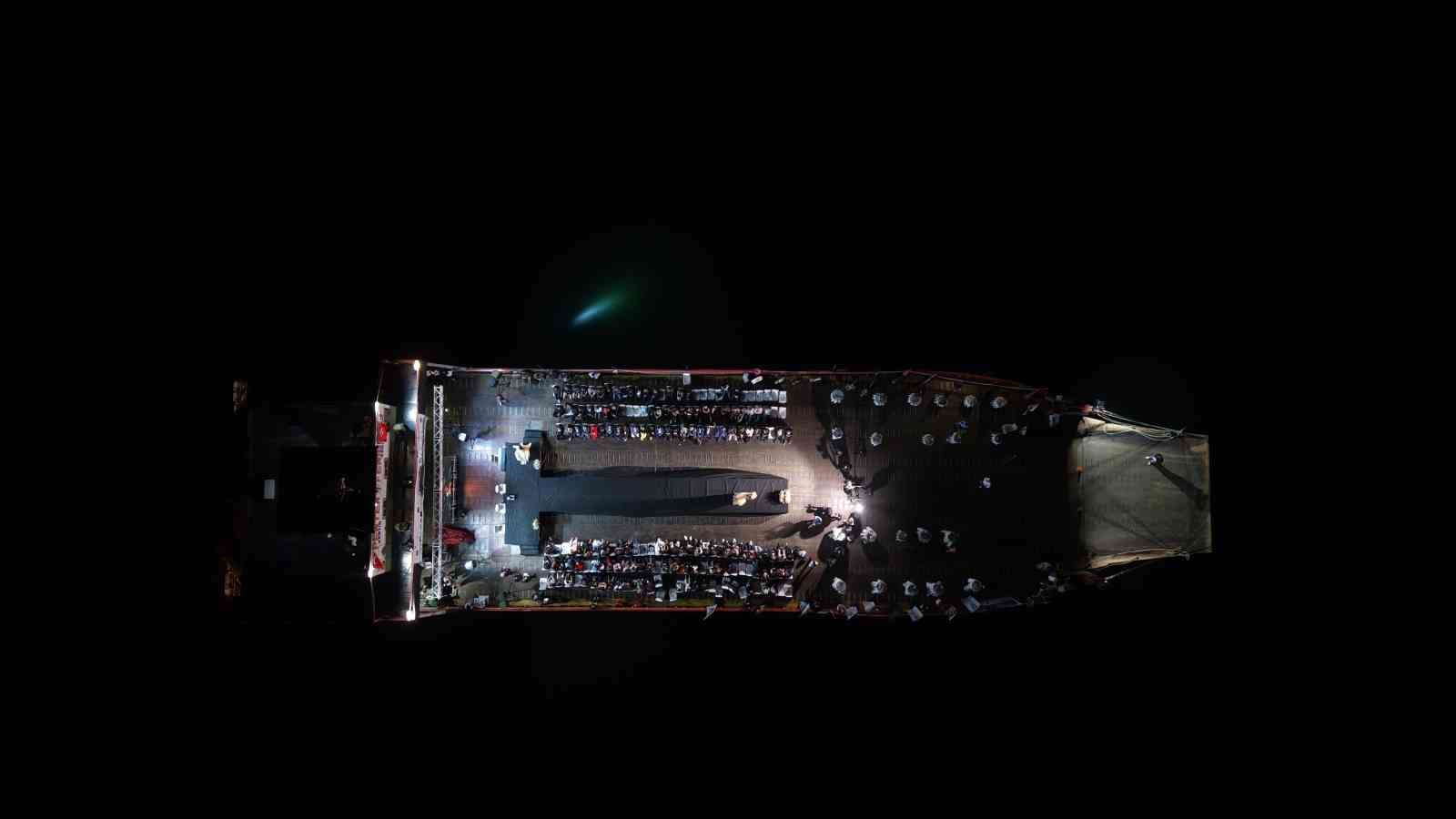 Türkiye’de ilk kez baraj gölü üzerinde, feribot içerisinde defile düzenlendi