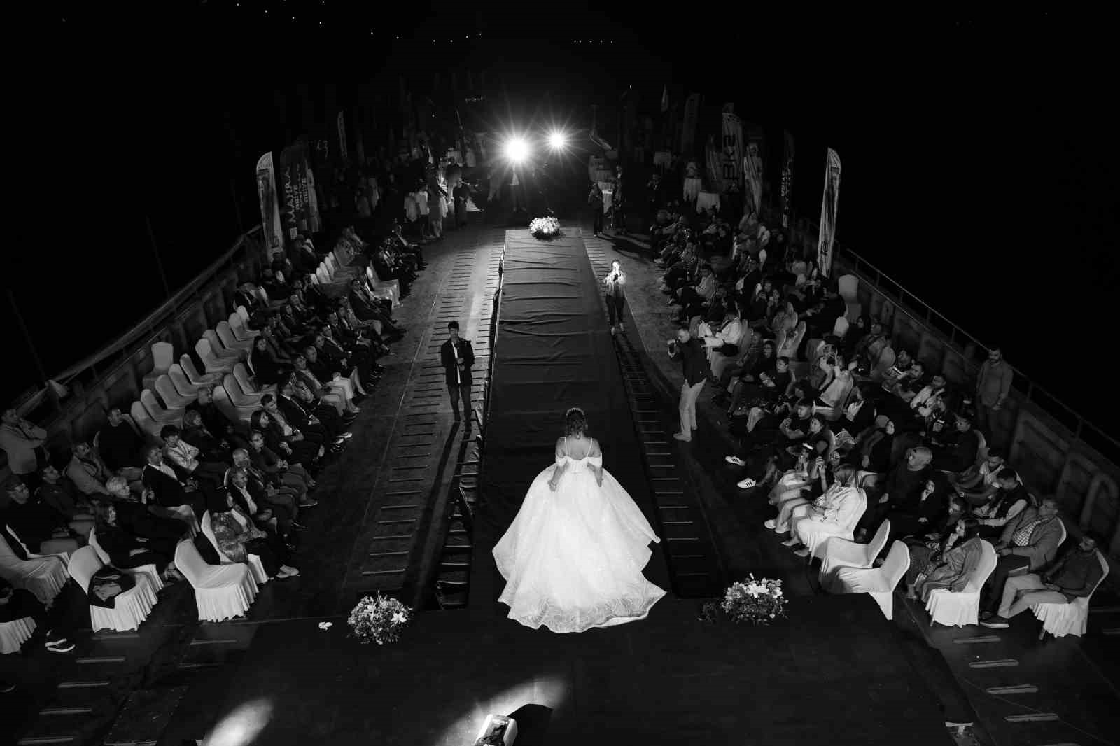 T&uuml;rkiye&rsquo;de ilk kez baraj g&ouml;l&uuml; &uuml;zerinde, feribot i&ccedil;erisinde defile d&uuml;zenlendi
