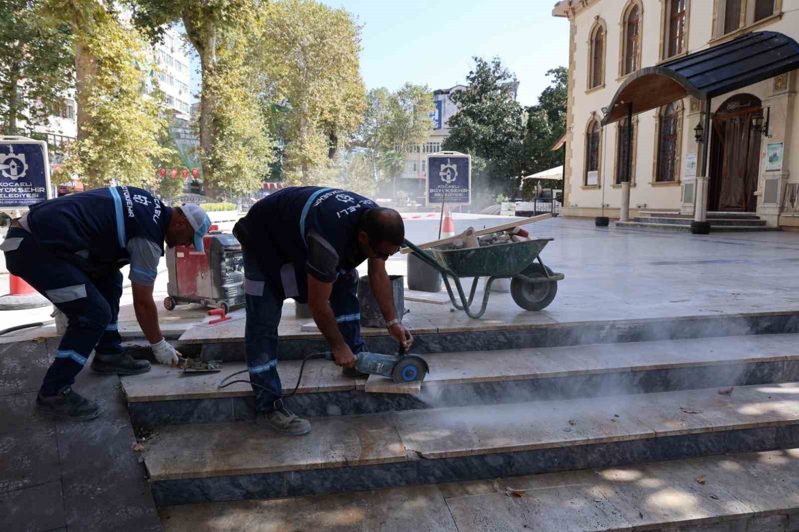 Tarihi caminin kırık taşları ve zemini onarılıyor