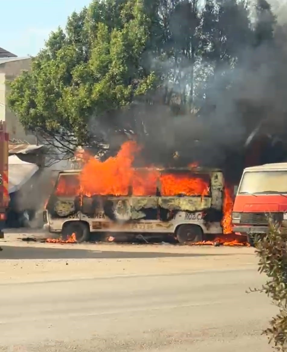 Tatlıcı aracı alevlere teslim oldu