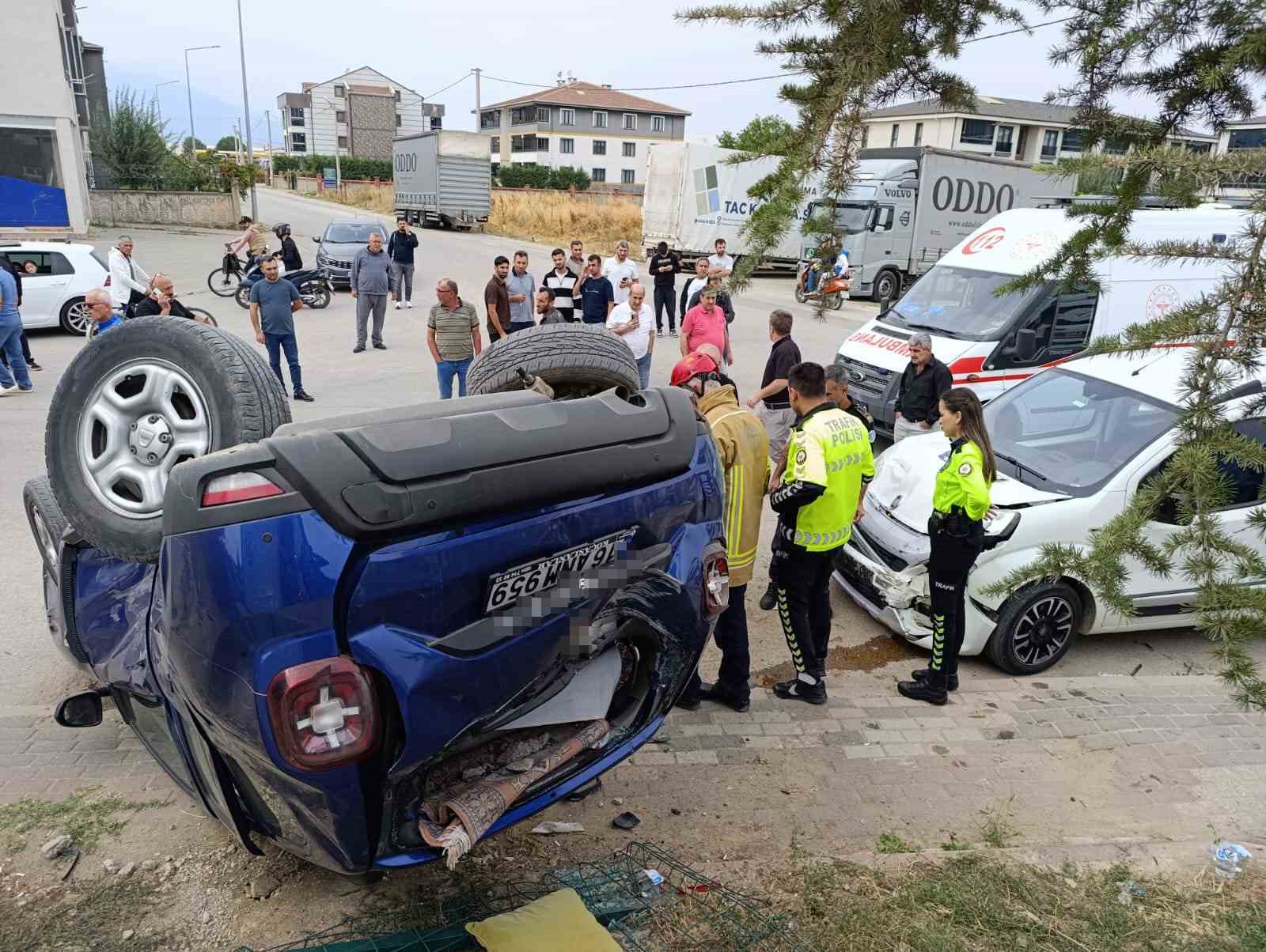 İki otomobil çarpıştı, 3 kişi yaralandı
