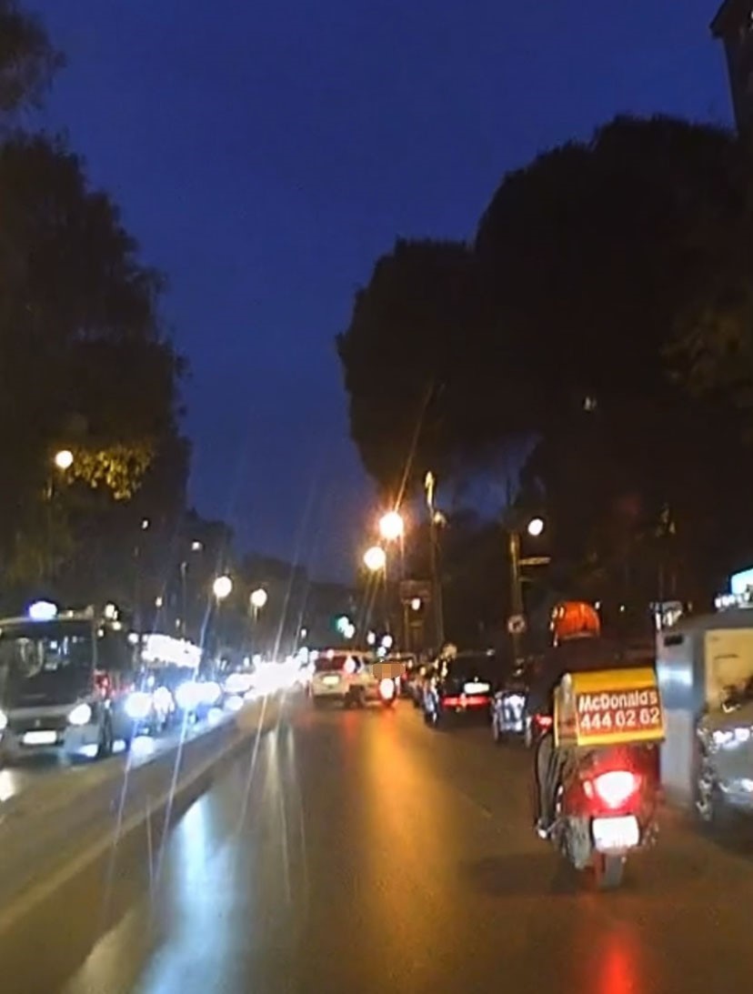 Kadıköy’de hafif ticari araç motosiklete çarptı: Kaza anı kamerada
