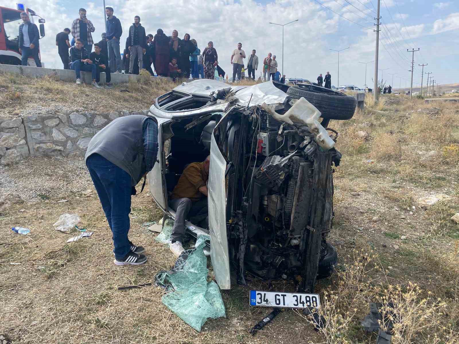 Düğün konvoyundaki kazaya bir sürücünün öne geçme çabası sebep olmuş
