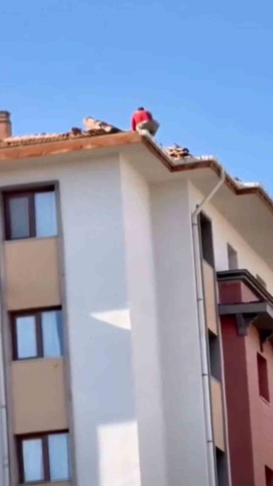 Elazığ&rsquo;da &ccedil;atıda tehlikeli &ccedil;alışma
