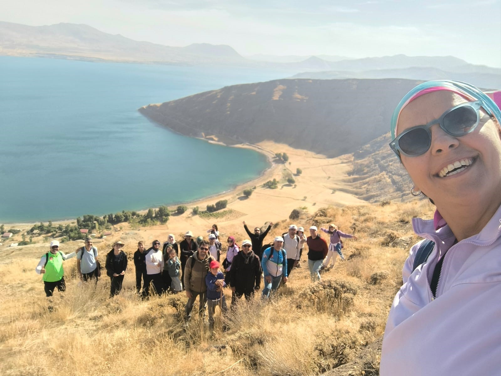 Doğaseverler Van G&ouml;l&uuml; i&ccedil;in 8 kilometre y&uuml;r&uuml;d&uuml;
