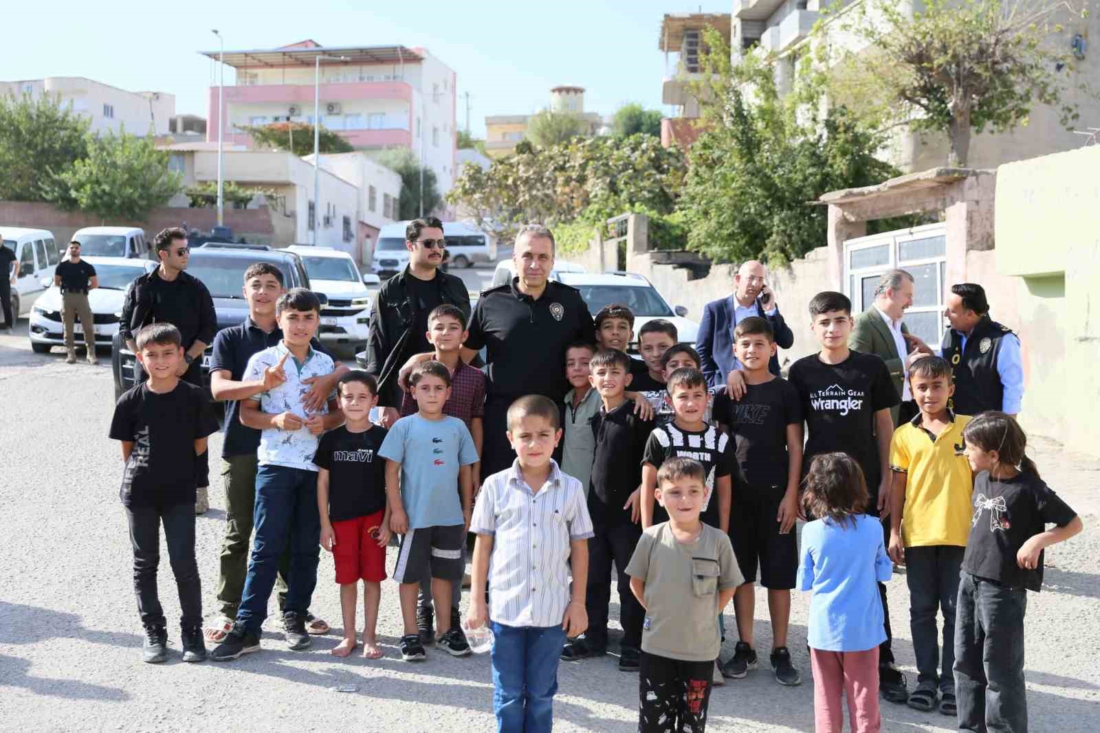 Şırnak Emniyet Müdürü Sazak çocuklarla oyun oynayıp esnafla sohbet etti