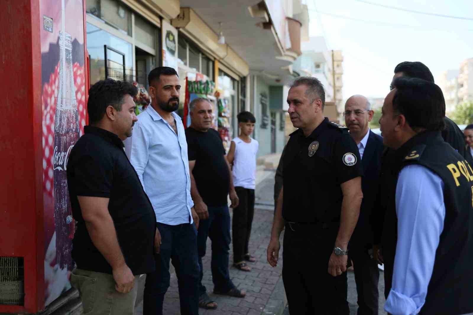 Şırnak Emniyet M&uuml;d&uuml;r&uuml; Sazak &ccedil;ocuklarla oyun oynayıp esnafla sohbet etti
