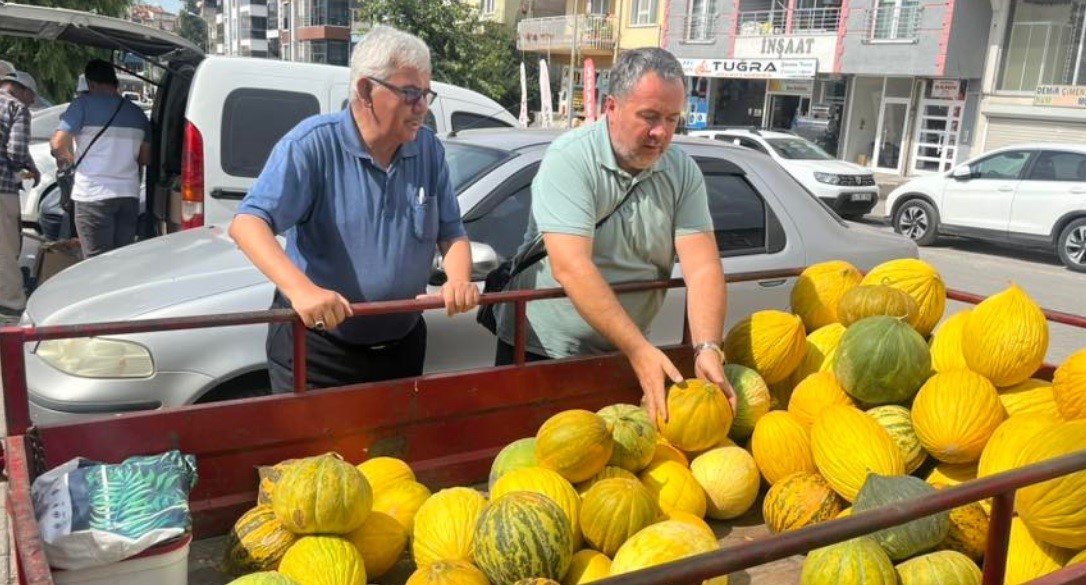 Kuruçay kavunu tezgahlarda
