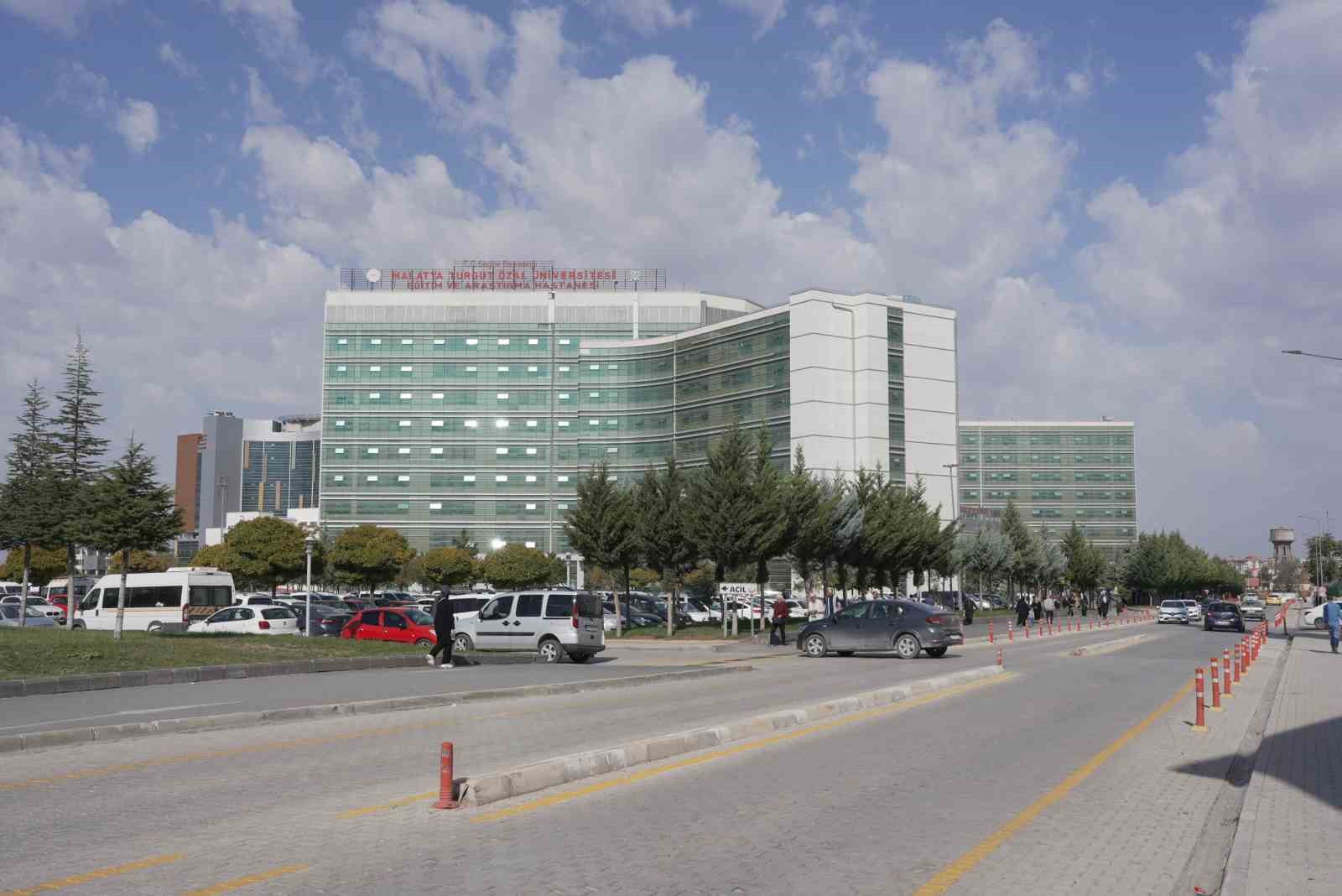 3 santimetrelik b&ouml;brek t&uuml;m&ouml;r&uuml; parsiyel nefrektomi ile &ccedil;ıkartıldı
