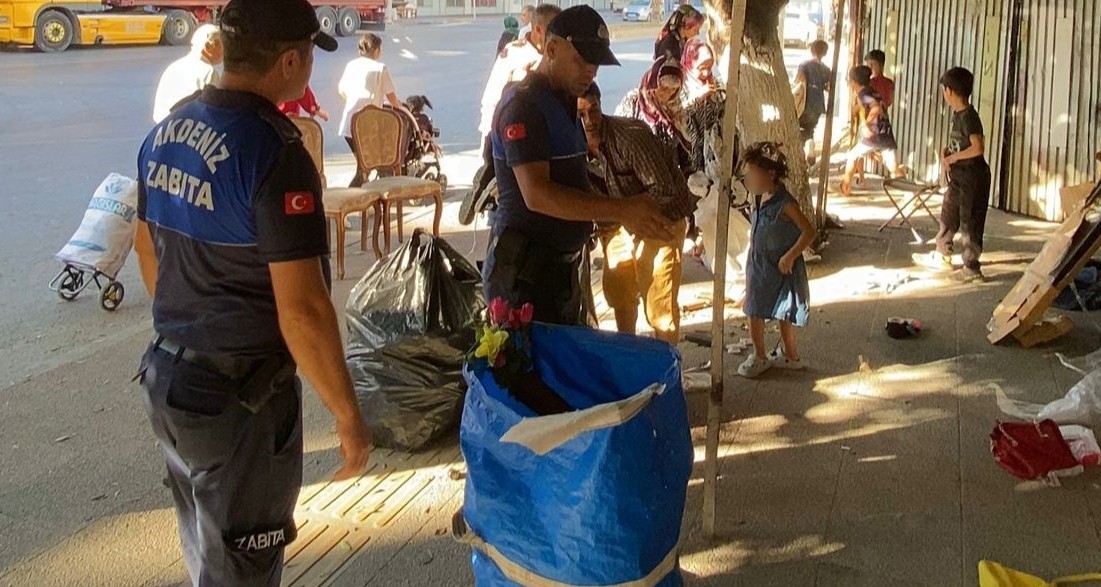 Mersin&rsquo;de izinsiz kurulan pazar kaldırıldı
