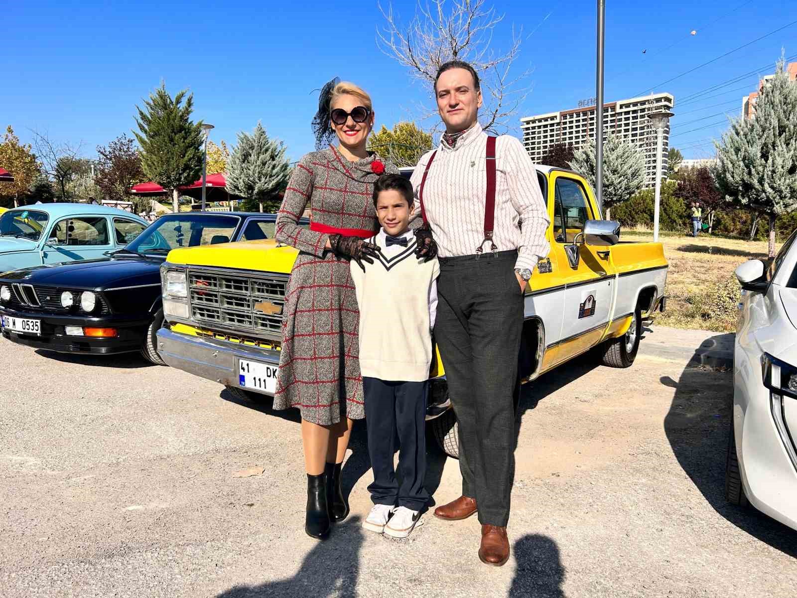 Klasik otomobil tutkunları erkek sağlığına dikkat &ccedil;ekmek i&ccedil;in başkent sokaklarında
