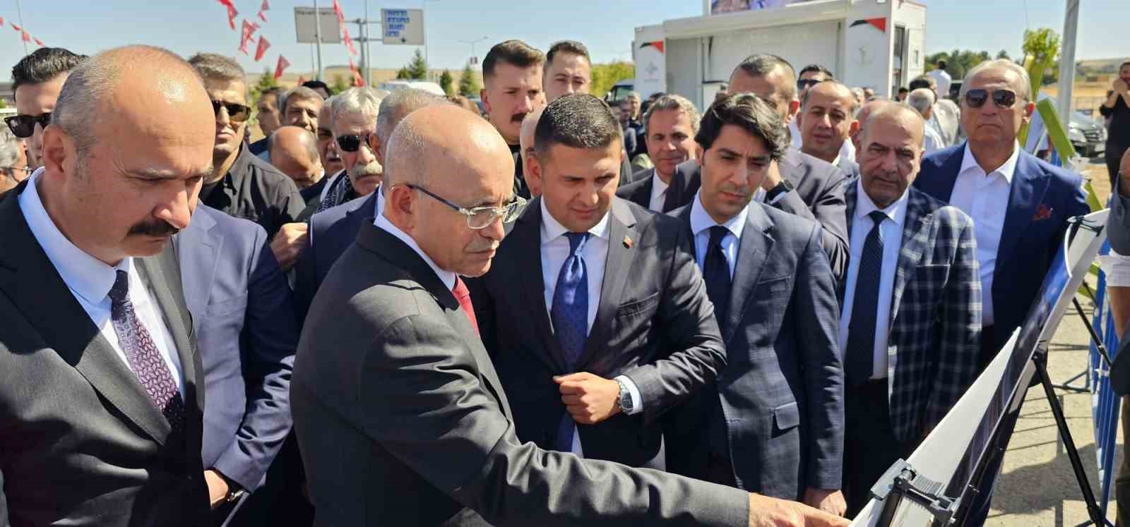 Bakan Şimşek &ouml;nce yolu a&ccedil;tı, sonra TOGG ile ge&ccedil;ti
