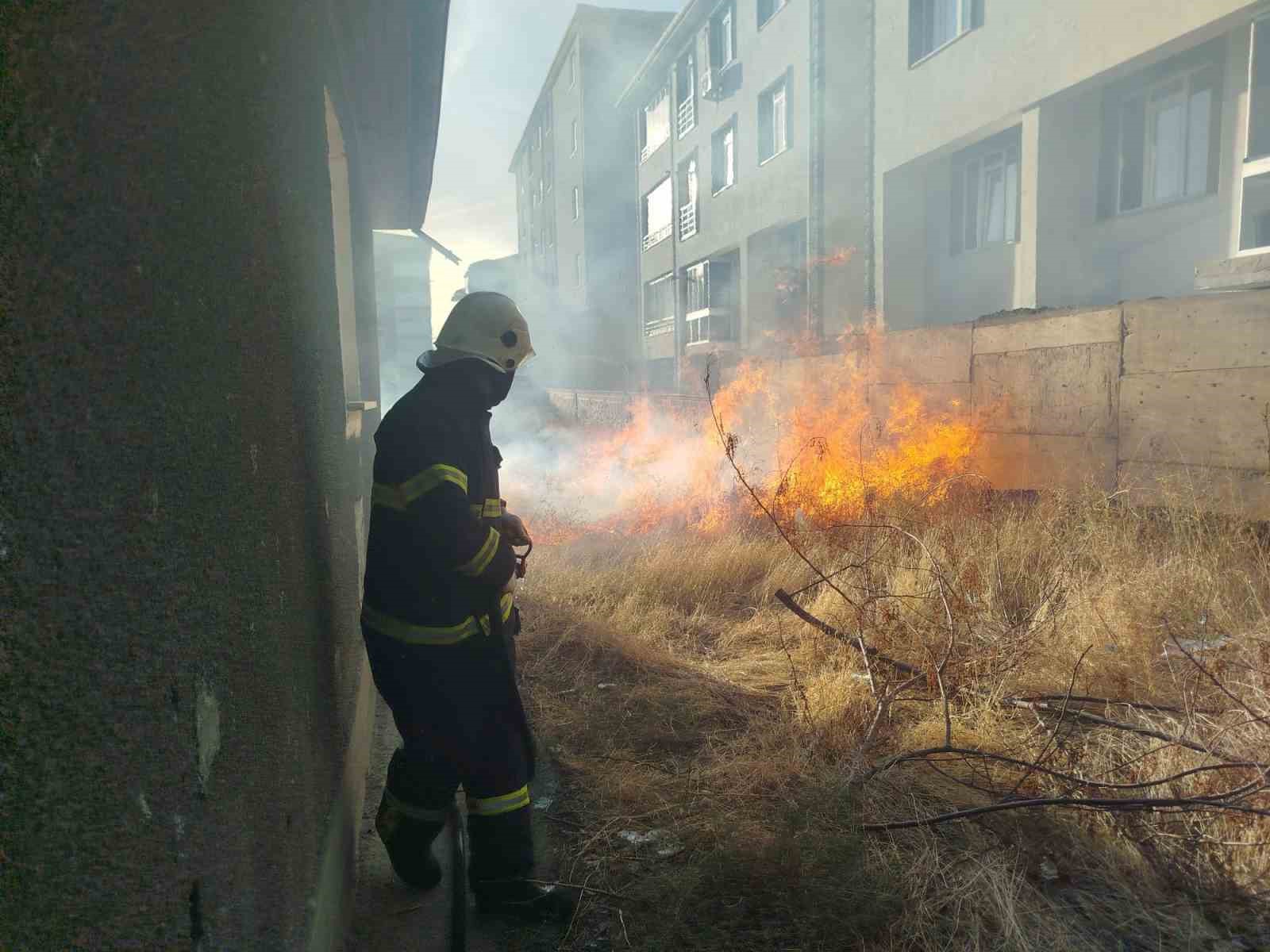Bahçede çıkan örtü yangını itfaiye ekiplerince söndürüldü