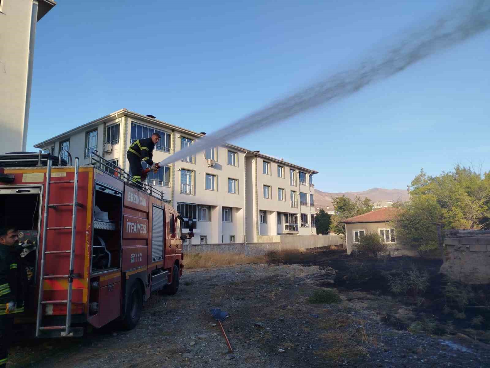 Bah&ccedil;ede &ccedil;ıkan &ouml;rt&uuml; yangını itfaiye ekiplerince s&ouml;nd&uuml;r&uuml;ld&uuml;
