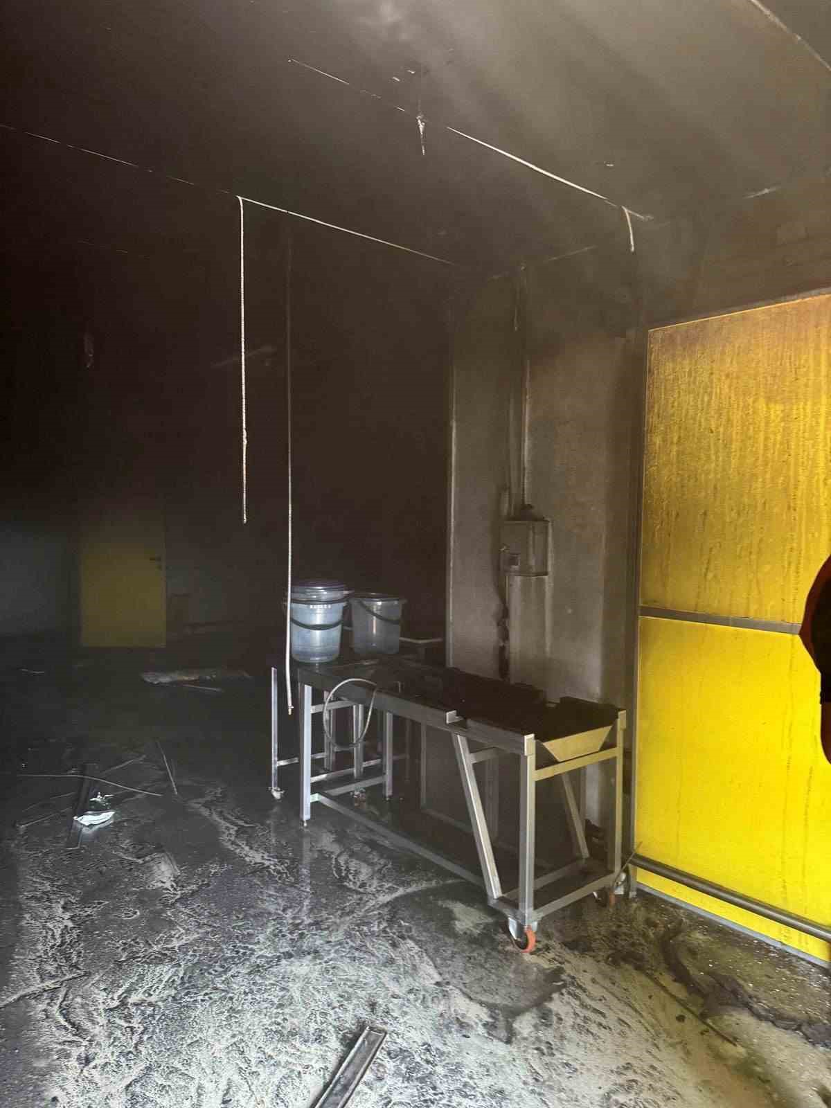 Bandırma-Karacabey yolundaki tesiste &ccedil;ıkan yangın kısa s&uuml;rede s&ouml;nd&uuml;r&uuml;ld&uuml;
