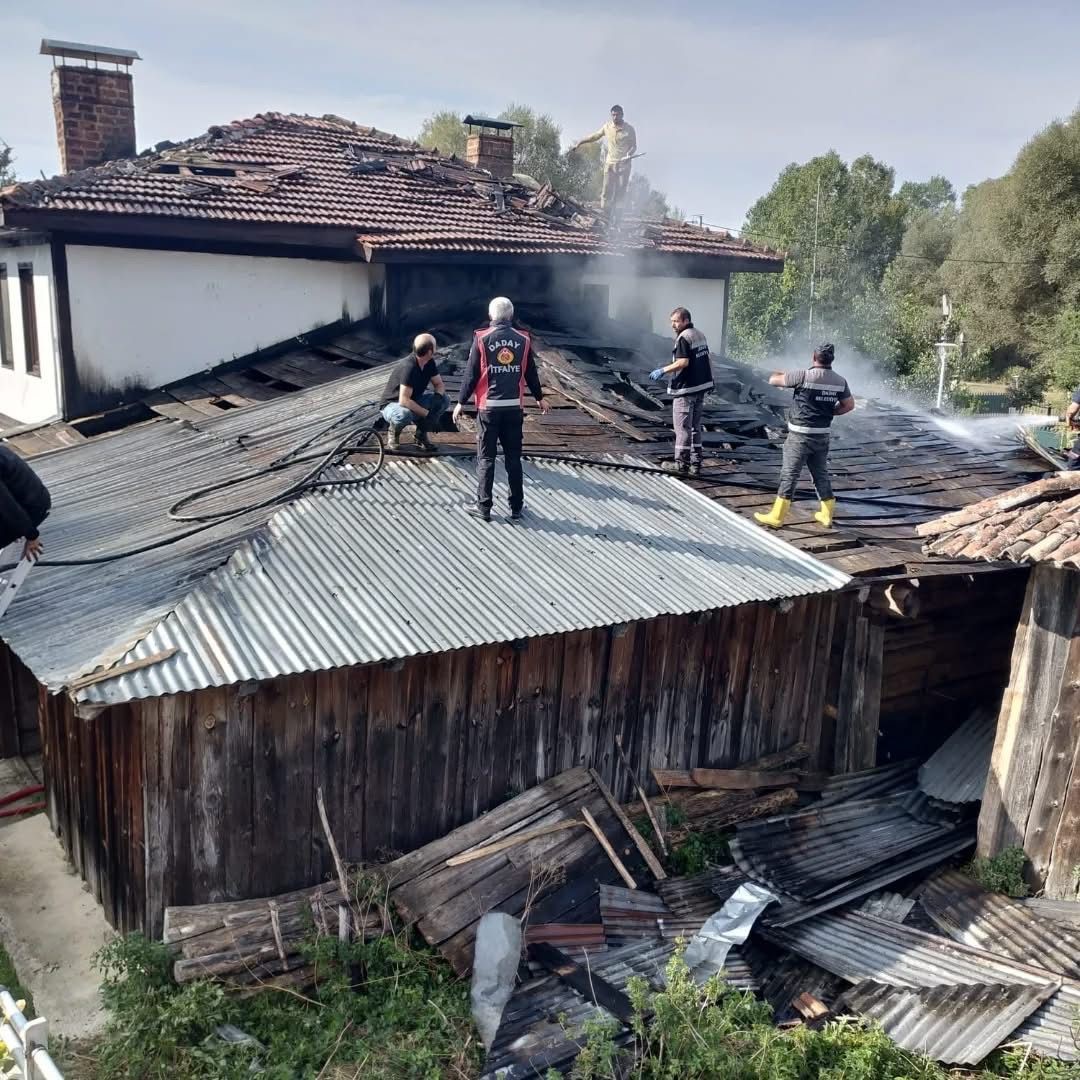 Samanlıkta çıkan yangın konağı küle çeviriyordu