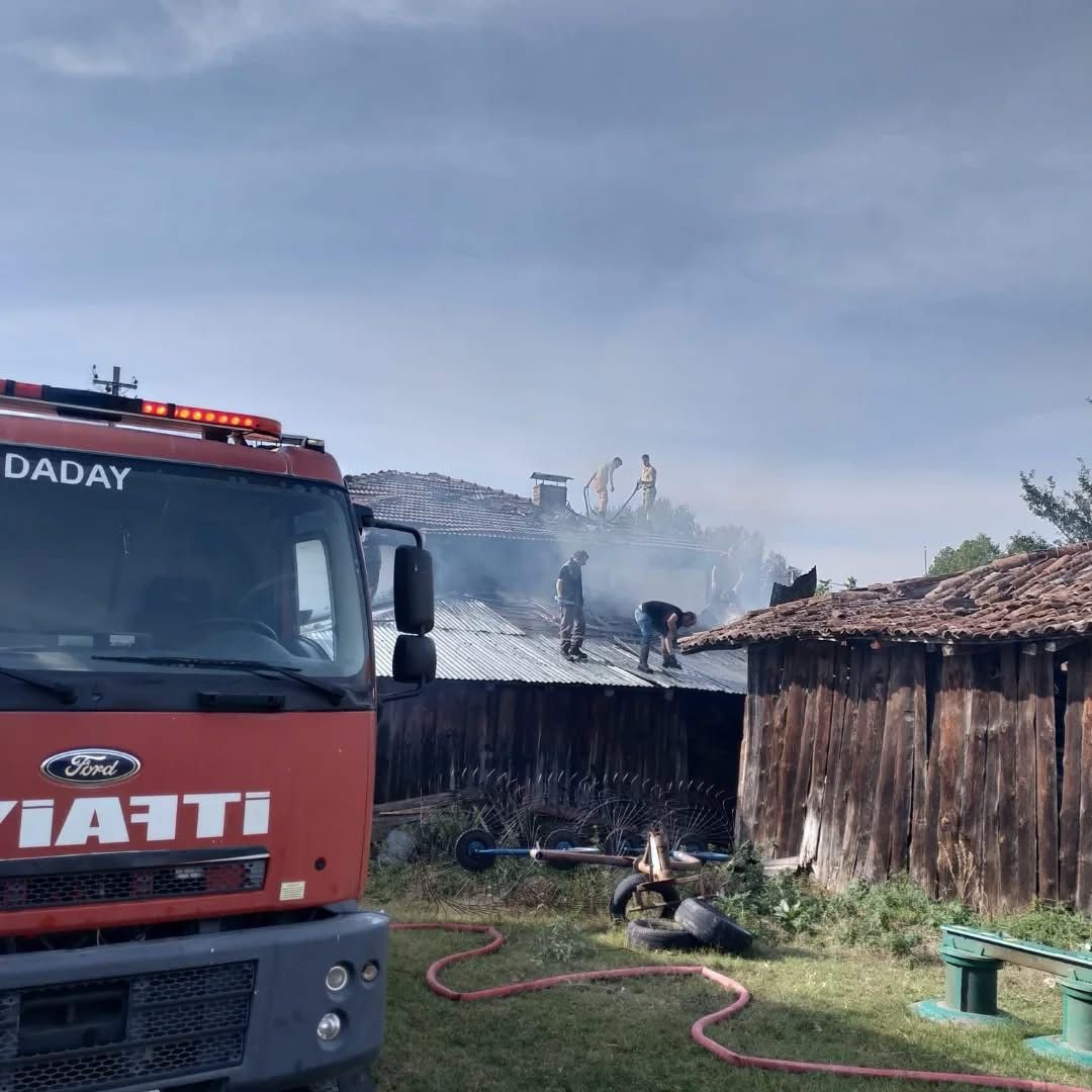 Samanlıkta çıkan yangın konağı küle çeviriyordu