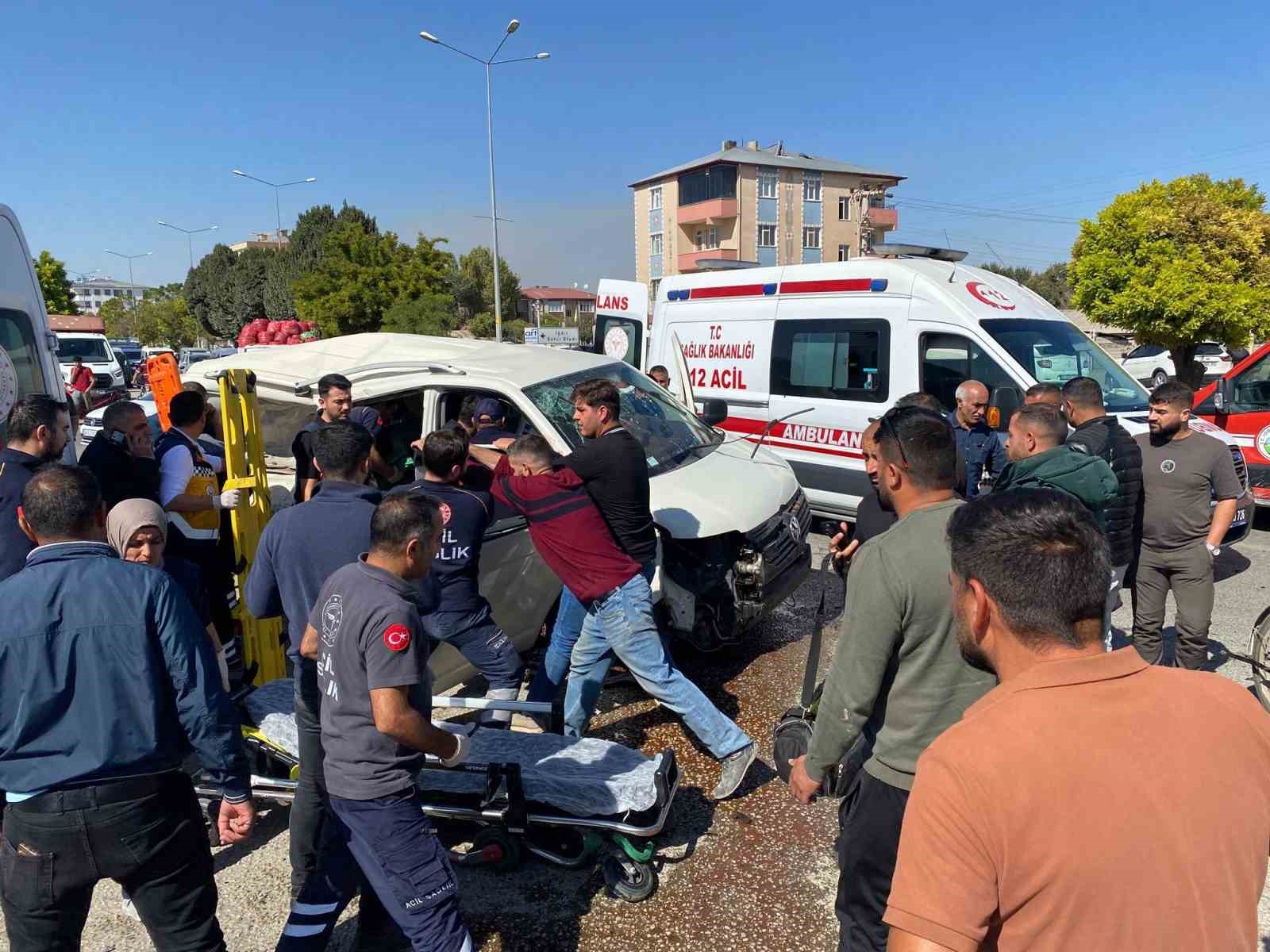 Iğdır&rsquo;da zırhlı polis aracıyla otomobil &ccedil;arpıştı: 4 yaralı
